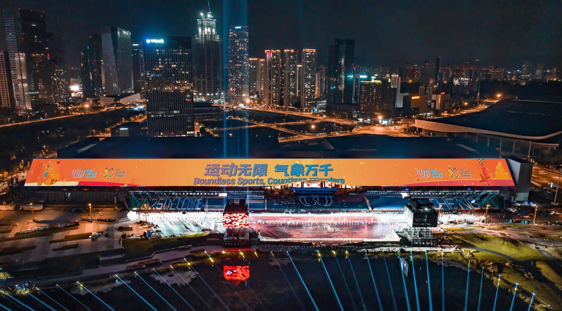 成都世运会开幕式震撼亮相 全球最长LED巨幕点亮