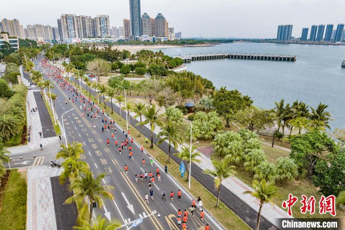 红树林之城湛江举办首届半程马拉松，展现海滨