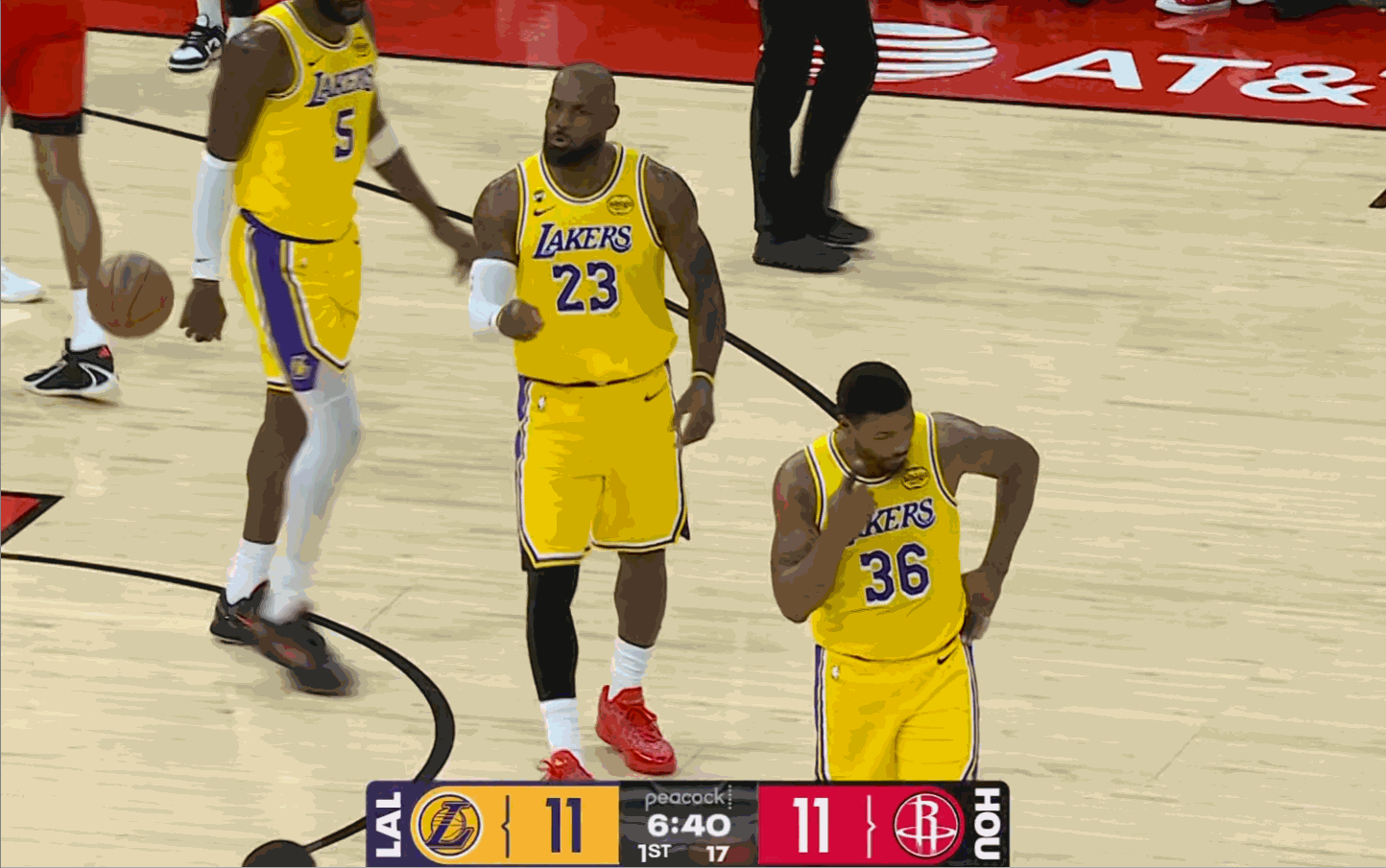 詹姆斯怒吼贾巴里·史密斯打手犯规引争议，湖人