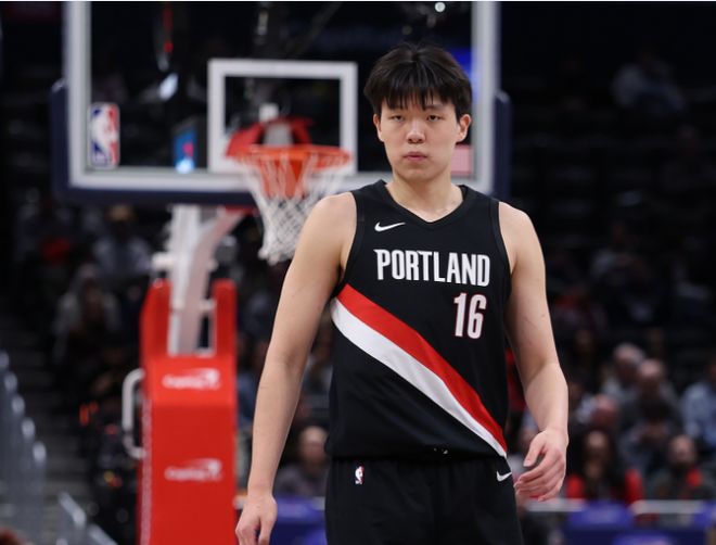 杨瀚森季后赛首场被弃用开拓者逆转获生涯首胜