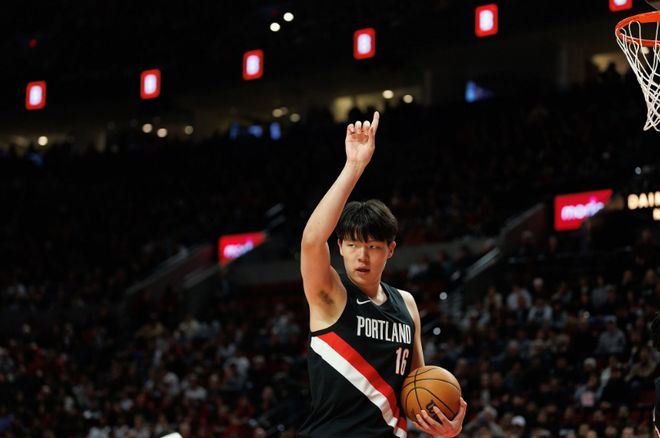 杨瀚森季后赛首场被弃用开拓者逆转获生涯首胜