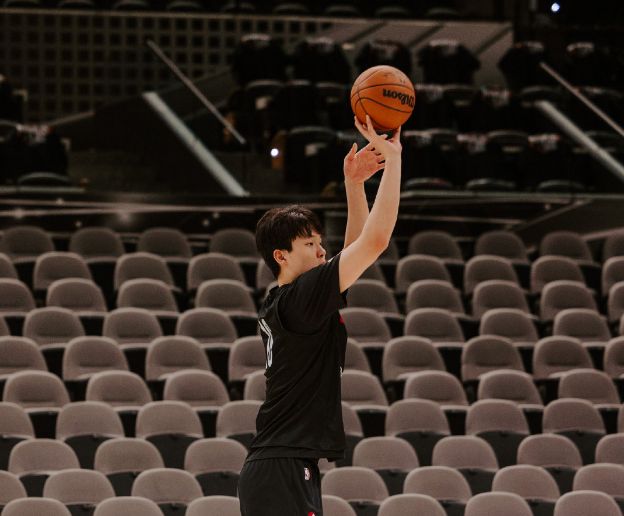 杨瀚森季后赛首场被弃用开拓者逆转获生涯首胜