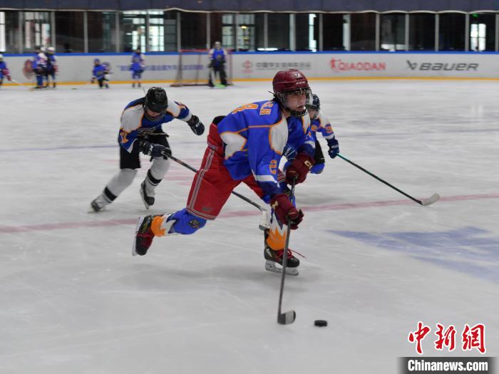 长春冰球队少年追逐冠军梦 传承冰球精神